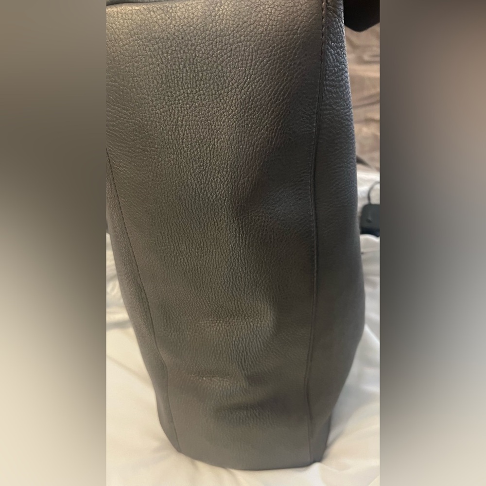 Gucci Metallic Gray Soho Leather Shoulder Bag with Tassel - Picture 3 of 16
